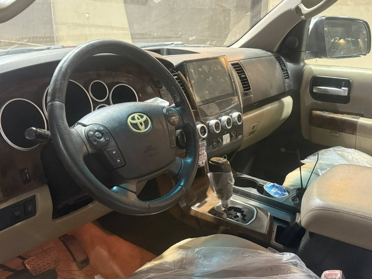 السلام عليكم للبيع 

تيوتا سيكويا  بلاتينيوم 

بسمي رقم الدولي 

موصفاتههً معروفه

داخل بيجي

.الموديل:2008

.المواصفات(platnum) 1/1

.سلايد روف

كشناتً جلد 

.كامره

.تحكم ستيرن جهتين

.ستيرن كهرباء

.مري شفط

.كشنات جلد +تدفئه تبريد

.بردات جانبيه بلاديه

.شاشه ايباد

.V8(5700)

.بعد بيها هوايه مواصفات 

صبغ حزام جماليه

حادث قفط جاملغ امامي

.السعر152 وبيه مجال 

مكان السياره بغداد شارع فلسطين 
استفسار ***********
