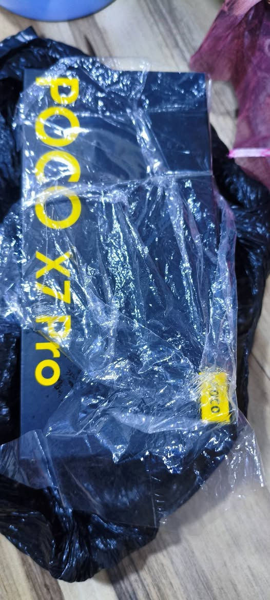 سلام عليكم بوكو اكس سفن برو اللون اسود نضيف جدا كامل ملحقاته شراي خاص او يتصل ***********  رام 12 ذاكره 512  السعر 400 بيه مجال قليل
