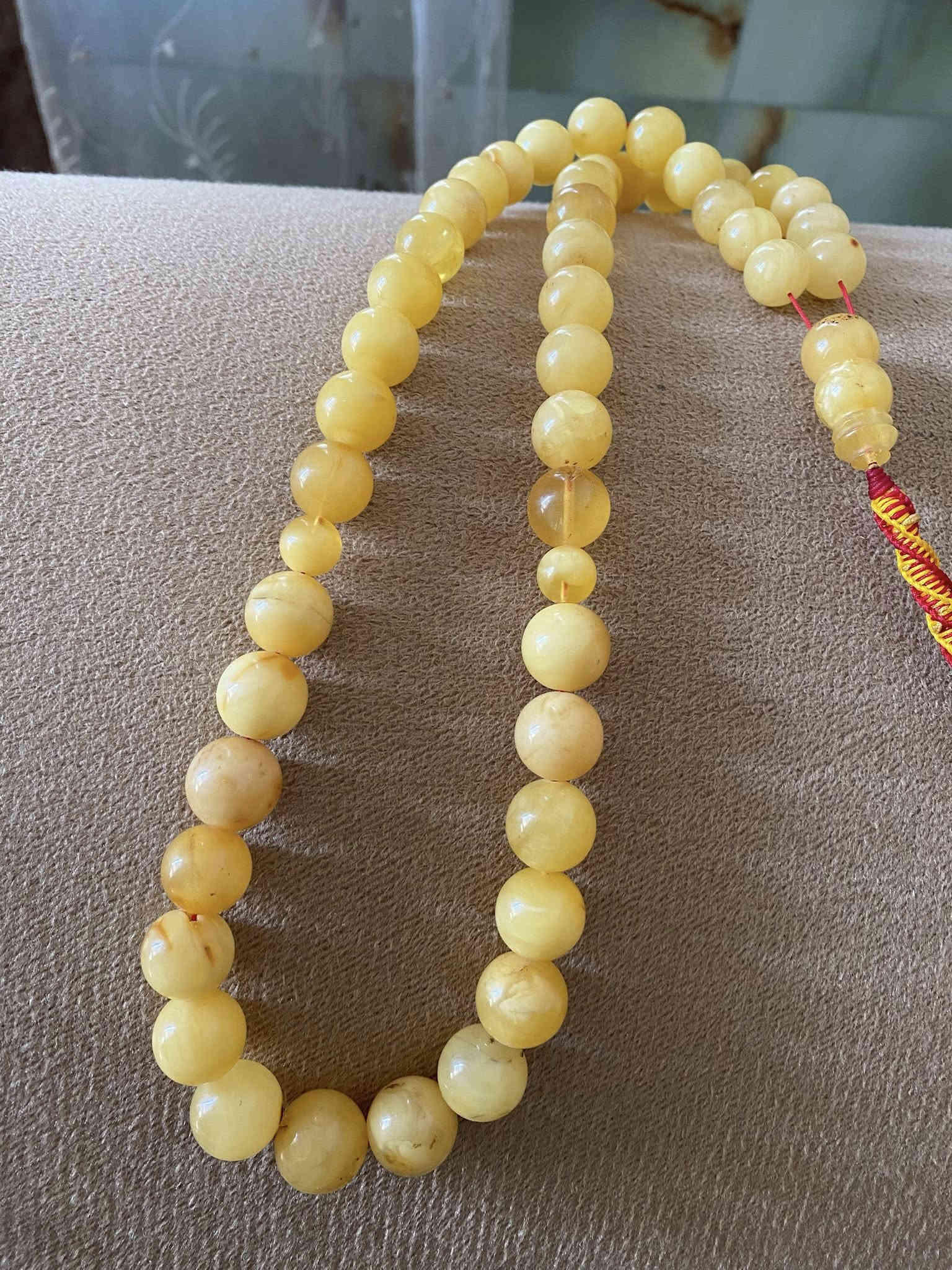 كهرب بولوني ماخذه لون مغلفه سعر غرام 5 الاف عراقي فقط سبحه وزنها 73 غرام شباب منو مهتم للتواصل واتساب على رقم *********** يوجد توصيل جميع محافظات
