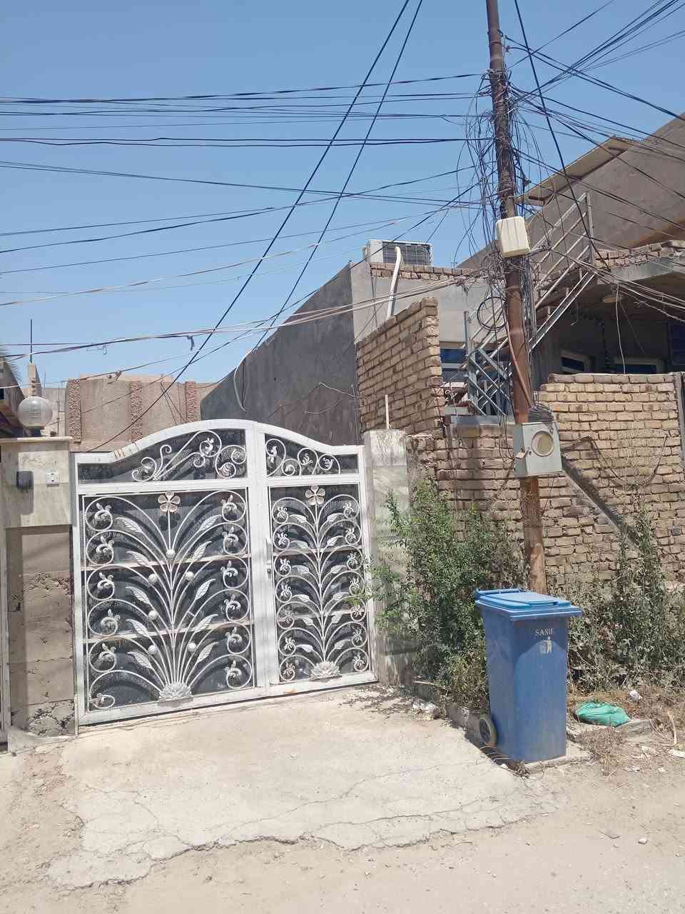 السلام عليكم
دار للبيع طابو صرف

حلة حي نادرالاولى  خلف فندق أسد بابل
مساحة ٣٠٠م
واجهة ١٠ نزال ٣٠
البناء مشتمل مع دار مؤجرات وارد مليون شهري
بأسم شخص واحد
للاستفسار***********
***********
*********** ابواحمد لبيع وشراء العقارات في بابل مكتب البيت الأمين حلة نادر الأولى قرب آسواق الجمل ملاحظة نستقبل جميع عروض البيع والشراء والايجار الرهن
