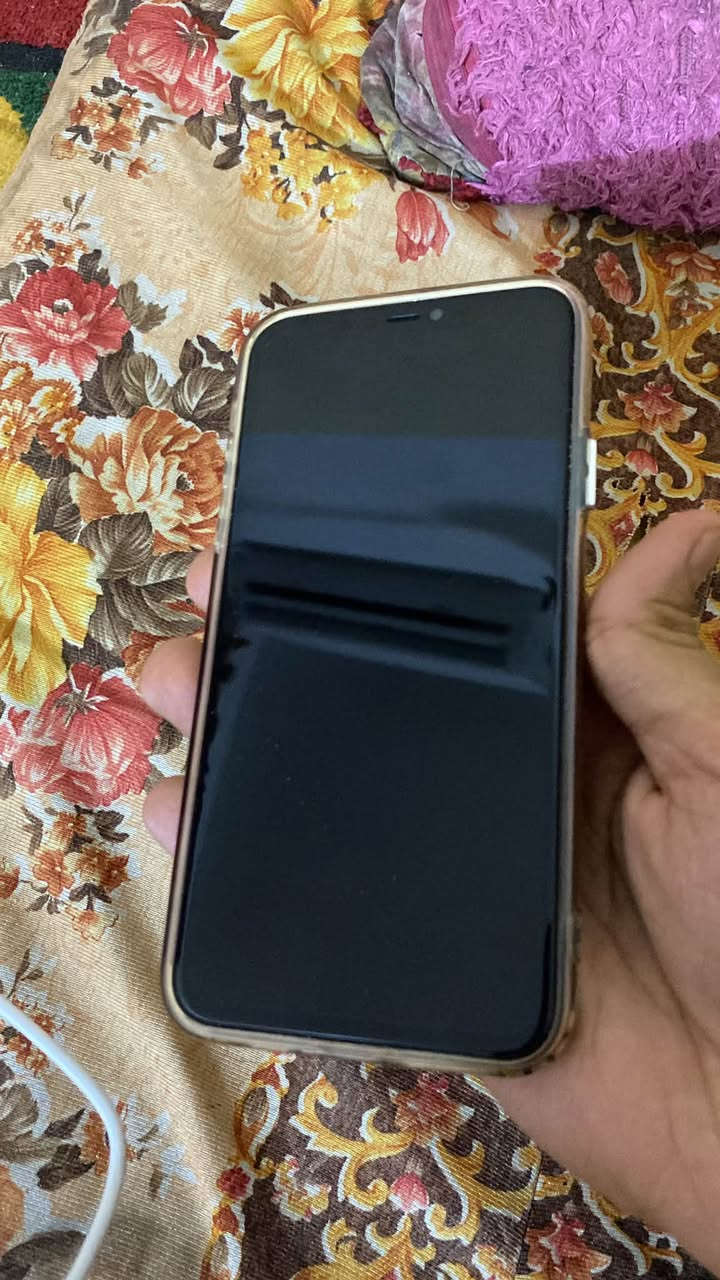 آيفون ١١برو ماكس للبيع ذاكره ٢٥٦ بطاريه ٧٦ بلاديه مالته  نضيف جدا مبدل فقط شاشه اصليه ٣خيارات أي خلل ما بي السعر ٢٧٠ بي مجال للاستفسار ***********
