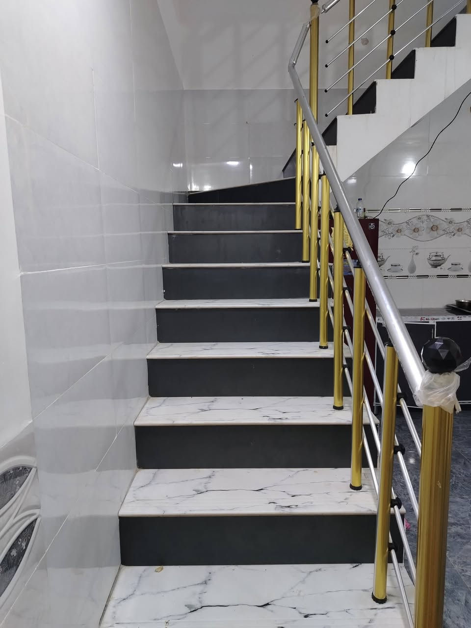 100متر للبيع حي نداء طابق ونص علئ ساحه قريب على شارع مجمع بيتي سند بسمي منطقة 52اي  ستفسار خاص او تصل ***********
