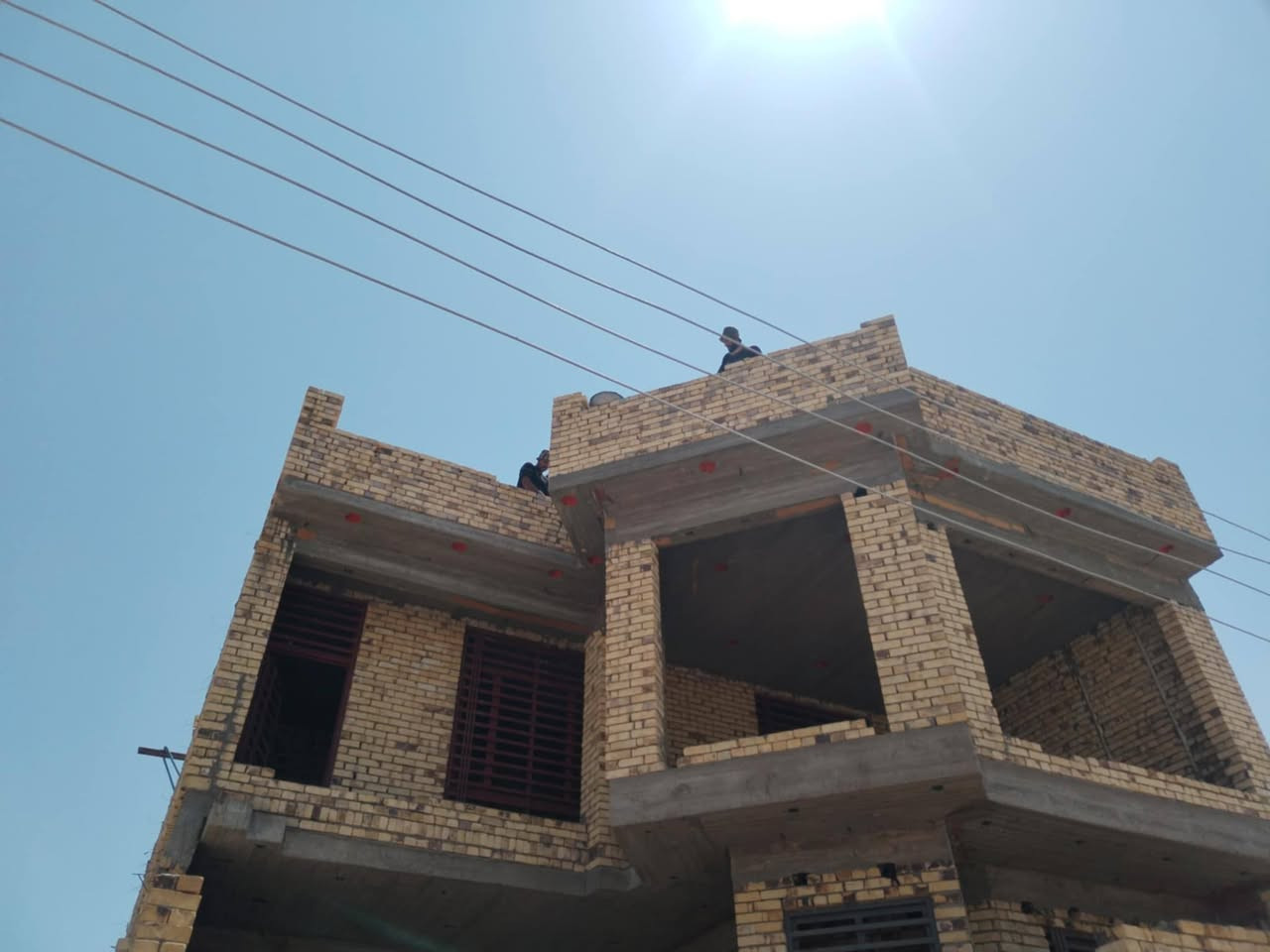 خلفه بناء متفرغ حالين وهاذه جزه من عملنه    ***********
