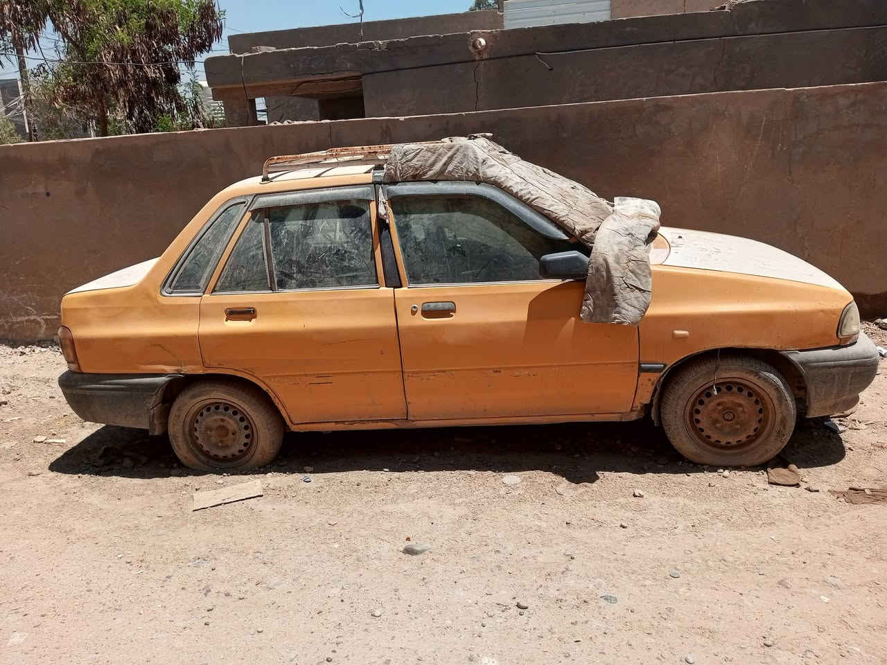 سايبه للبيع كير ومكينه جدد بيه خربطه شوي مال ترك عليه هيه مادافع مادري شكد عل مشتري وسنويه ضايعه راعيه يريد تحويل ليشتري يحوله لازم موديل ٢٠١٣ السعر ١٣ ورقه 
المكان المحمودية ***********
***********
