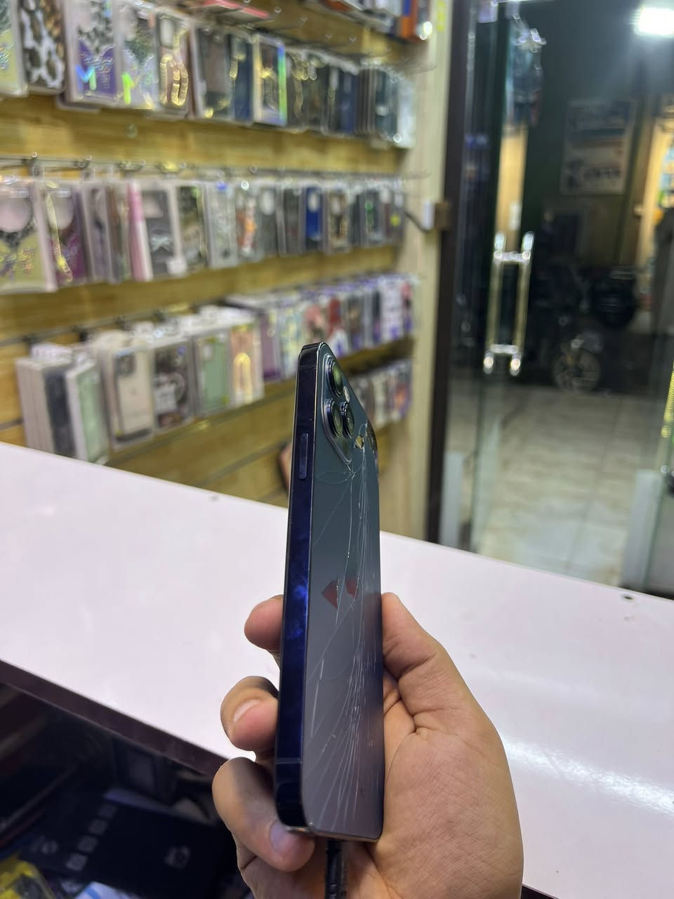 يا الله 
١٢ برو ماكس لون نيلي 
مبدل شاشه وبطاريه وكامرات 
ذاكره ٢٥٦ 
اي نقص مابي تصلح بل كامل 
السعر ٢٥٠ بي مجال


**إذا كنت صاحب هذا الإعلان وتريد حذفه لأي سبب، رجاءا أرسل رسالة إلى الدعم الفني**