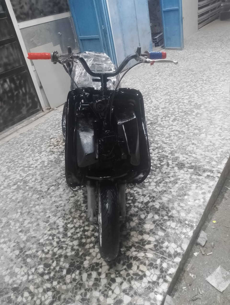 السلام عليكم دراجه فراشة مكينتها ناعمه حلوه بس كفرات عوزها تواير جدد مكاني البصره  الزبير السعر 160وشراي يدلل رقم الهاتف ***********
