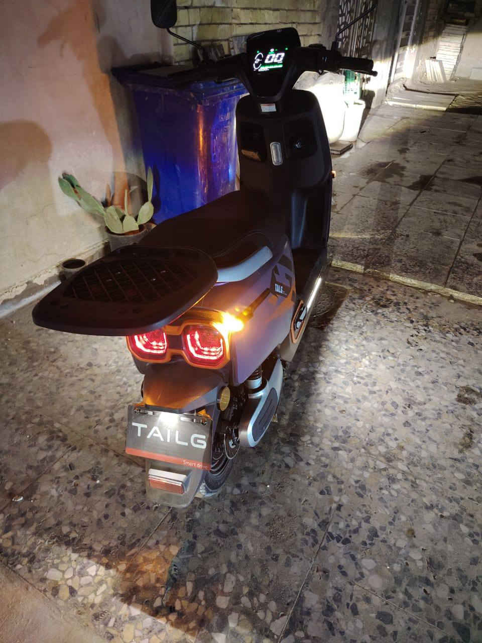 سلام عليكم دراجه شحن للبيع جديد صارله شهر من ماخذه بيه 6بطاري وياه صندوك وكاسحه ومرايات وبصمتي السعر 825الف وبيه مجال واهاذ رقمي ***********مكاني العبيدي شارع 15
