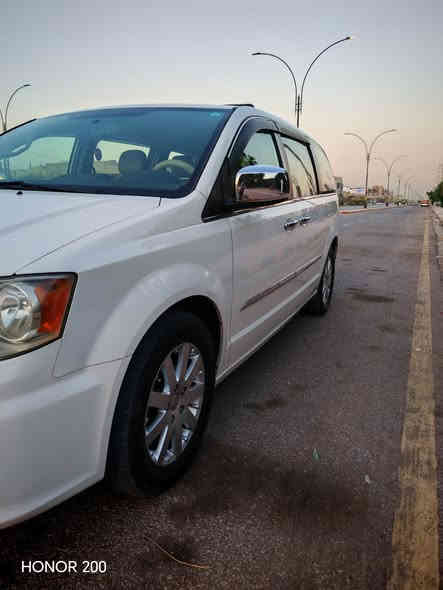 السلام عليكم ورحمة الله 
للبيع سيارة: كرايسلر تاون كانتري لون أبيض موديل 2013. علما السياره كلين بدون حادث كنديه 
•الضرر: باب الصدر صبغ قليل ودور الجاملغ الخلفي قليل صبغ ويوجد سونار باقي السياره كفاله 
•الرقم: رقم بغداد اباسمي تحويل مباشر . 
سنويه جديده رقم جديد
•الايرباكات: بدون اي ايرباك
•المواصفات :
▪️السيارة: كرايسلر تاون كانتري 
▪️الموديل: 2013
▪️المحرك: 3.6L (ستة سلندر)
▪️العداد: 159000 الف ميل حقيقي
▪️ويل كب مع طقم تايرات جديد
▪️لايتات اصفر مع كشافات دعامية
▪️كامرة خلفية دوارة اصل مع الستيرن
▪️شاشة الدشبول حجم كبير للتحكم بأيعازات السيارة
▪️:كشنات السيارة جلد رصاصي فاتح اصل
▪️تحكم فول كهرباء لكرسي السائق
▪️ثلاث قطع تبريد
▪️السيارة 7 راكب
▪️الأبواب الجانبية كهربائية
▪️سستم صوت
▪️تحكم ستيرن جهتين بلوتوث وحاكية وكروس سرعة وتحكم صوت 
▪️نظام ABS مانع انزلاق
السعر المطلوب: 16700$ مع المجال
السياره موجودة بالنجف الأشرف يمكن الاتصال *********** واتساب موجود
