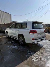 لاندكروز2017  ساز محرك 8 سلندر فول مواصفات رقم اربيل السنويه توه مجدده...