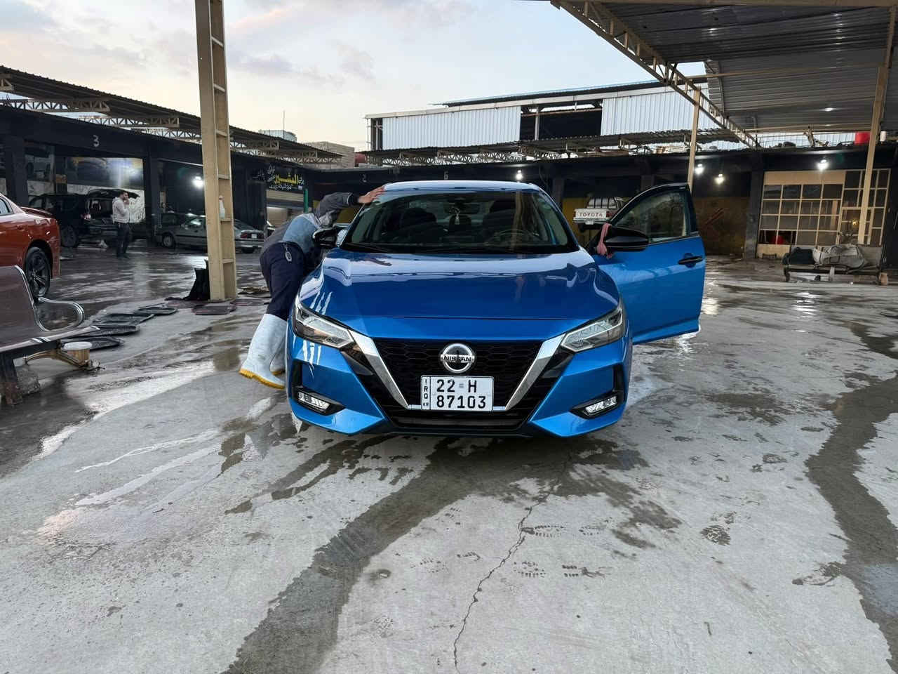 🚗 للبيع: نيسان سنترا 2023 SR فول مواصفات (ماعدا فتحة السقف)
(رقم اربيل)
سيارة نظيفة جداً وبحالة ممتازة، استخدام شخصي ومحافظ عليها بيها برمجة ادفانز من شركة نيسان تمشي عالبانزين العادي بيها منظومة انارة داخلية محيطية بيها طبقة حماية لكافة الشبابيك PPF عازل حراري بيها طبقة حماية خارجية نانو وشمع يعني بالغسل اسهل تصير وتحمي السيارة بيها تغليف كوشنات رياضي + كاربون فايبر للدركة مع الكنسول الوسطي وبيها شغلات كثيرة يعني مثل الويل رياضي CNC بلادي مالها وغيرها من الاضافات والترتيبات شمسيات،باتمان،سبايدر،سبويلر،…… .  

المواصفات:  
• محرك 2.0 لتر اقتصادي وقوي  
• ناقل حركة أوتوماتيك CVT  
• تشغيل بصمة (Start/Stop)  
تشغيل عن بعد.
• دخول ذكي بدون مفتاح  
• شاشة وسطية مع نظام Apple CarPlay و Android Auto  
• كاميرا دوارة  
• حساسات أمامية وخلفية  
• شاشة معلومات في الدشبول  
• دركة متعددة الوظائف مع تحكم بالصوت والهاتف  
• مثبت سرعة مع رادار تفاعلي   
• تبريد مع مناخين منفصلين أوتوماتيك  
• ويل رياضية قياس 18 إنج  
• أضواء LED أمامية وخلفية  
• مرايا جانبية كهربائية مع إشارات  
• نظام تحذير الخروج عن المسار  
• نظام النقطة العمياء  
• نظام الفرملة الطارئة    
• داخلية رياضية مع تطريز مميز لفئة SR  

✔️ السيارة فوول مواصفات ماعدا فتحة السقف  
✔️ بحالة ممتازة جداً ولا تحتاج أي مصروف
حادثها مثل ماواضح بالسونار بوند مبدل ومصبوغ وجاملغ يسار بدون شاصي فقط صبغ شبر بالبدنة وشبر بالتكمة تسوية صبغ  
السيارة ماشية 55 الف كيلو 
3N1AB8DV0PY233950 :رقم الشاصي 
📍الموقع: الموصل  
📞 للتواصل والاستفسار: (***********)  

السعر 145$
تحويل مباشر السيارة باسمي والسيارة دينار مصرف ماتحتاج حتى دهن الكير مبدل جديد والتخم جديد دينار مصرف ماتحتاج
