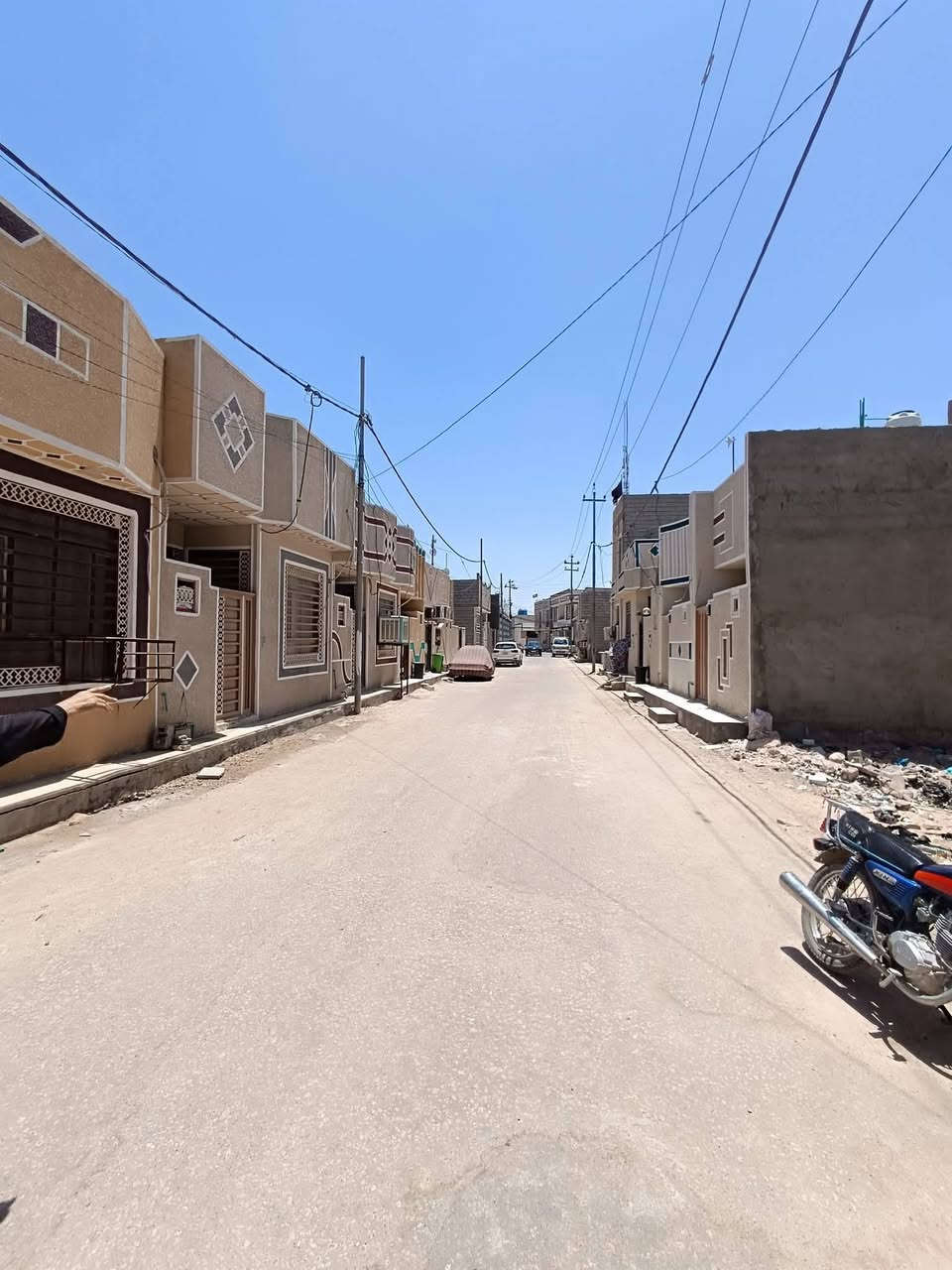 يا الله اللهم صل على محمد وال محمد  
دار المساحه ٥٠متر  طابقين غرفتين وصالتين ومطبخ وصحيات طارمه منور اضاءة 
موقع كربلاء  مجمع سيد اسماعيل  شارع 10 متر خدمات ماء ومجاري وكهرباء  تبليط 5 كيلو عن الامام عشر دقائق بالسياره يصلح الدار حسينيه او سكن او استثمار 
 جاهز وكامل لكم الهاتف ابورقية لعقارات كربلاء 
سعره ٤٧مليون فقط💰💰
***********
***********📞☎️
