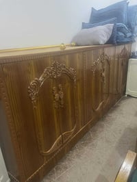 منضدة • خشب ثقيل • للبيع