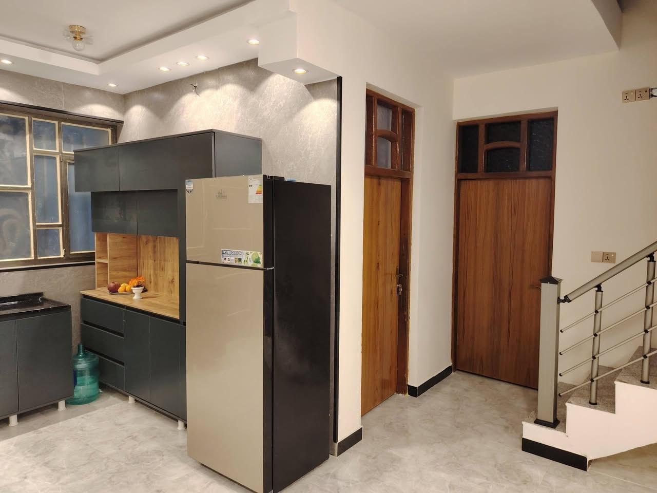 السلام عليكم دار للبيع ركن مساحة ١٢٠ متر وبل سند ١٠٠ متر طابو ملك صرف الكفاءات خلف البيت كامل مانقصه شي بناء ٢٠٢٦ مكلف للنشر ***********
