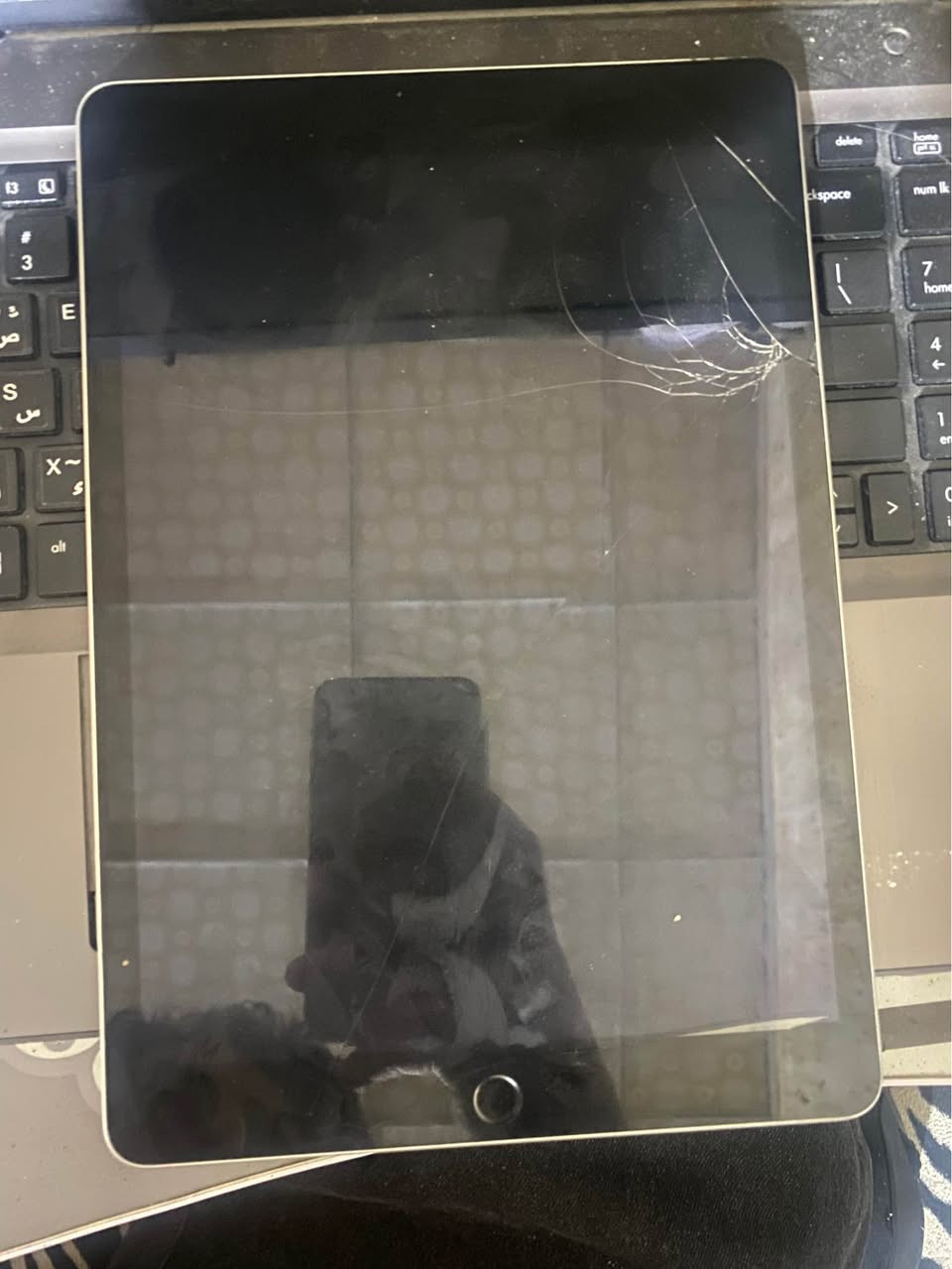 للبيع ايباد الجيل التاسع iPad 9th Gen بمواصفات قوية وسعر مناسب جداً:
الذاكرة الداخلية: 256 جيجابايت (سعة عملاقة وممتازة للألعاب الثقيلة والدراسة).
حالة الأداء: الجهاز سريع جداً، والبطارية ممتازة، واللمس شغال 100% في كل مكان بالشاشة بدون أي تعليق
.ملاحظة للأمانة: يوجد فطر في الجام الخارجي بجهة اليمين فوق (واضح بالصور)، الفطر سطحي فقط والشاشة الداخلية الملونة سليمة تماماً ولا تؤثر على الاستخدام نهائياً. (تكلفة تبديل الجام بمحلات الصيانة تتراوح بين 20 إلى 25 ألف فقط للي يحب يبدله).الملحقات: [لا يوجد].السعر: 300,000 دينار عراقي الموقع: [ ديالى بعقوبه ].للتواصل والاستفسار يرجى إرسال رسالة خاصة. بعقوبة, ديالى


**إذا كنت صاحب هذا الإعلان وتريد حذفه لأي سبب، رجاءا أرسل رسالة إلى الدعم الفني**