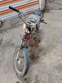 للبيع دراجه شغاله كلشي مابيه كلك مكفوله من سرقه السعر ١٠٠ قفلها 077399...