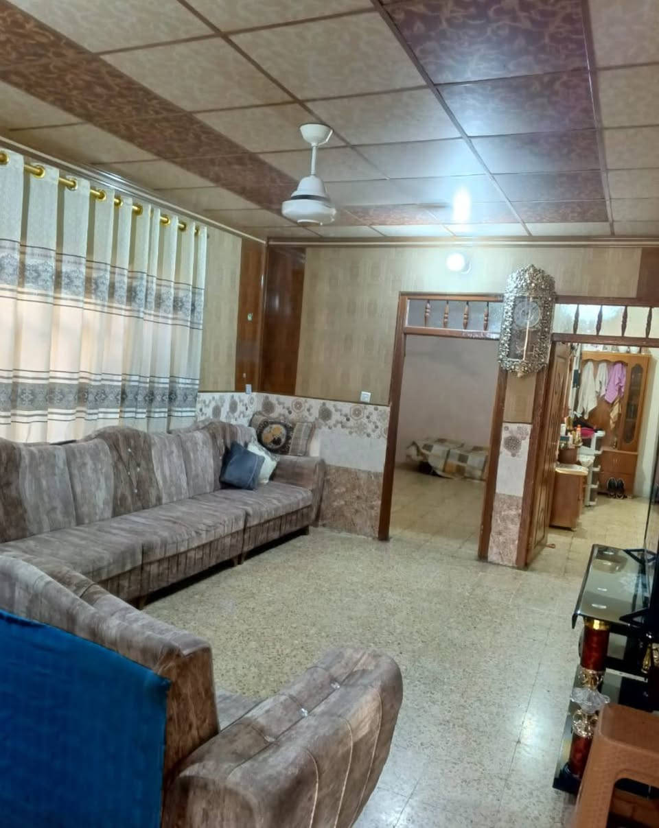 دار سكن للبيع...ملك صرف التسجيل العقاري/الزهور وپأسمي وشرط التحويل
المكان/حي سومر(بالبداية وقريب من مطعم سومر ...)...طابق ونصف
المساحة/٢٠٠م
المشتملات/
الطابق الاول/ غرفتين نوم +غرفة استقبال+هول+مطبخ+w.cوحمام وw.cخارجي
الطابق الثاني/غرفتين نوم+هول+w.c وحمام
ملاحظة /قريب من السوق ب٤٠م والمحلات واصلة أمام البيت وبجواره.
السعر/٢٠٠٠٠٠٠٠٠مائتان مليون دينار


**إذا كنت صاحب هذا الإعلان وتريد حذفه لأي سبب، رجاءا أرسل رسالة إلى الدعم الفني**