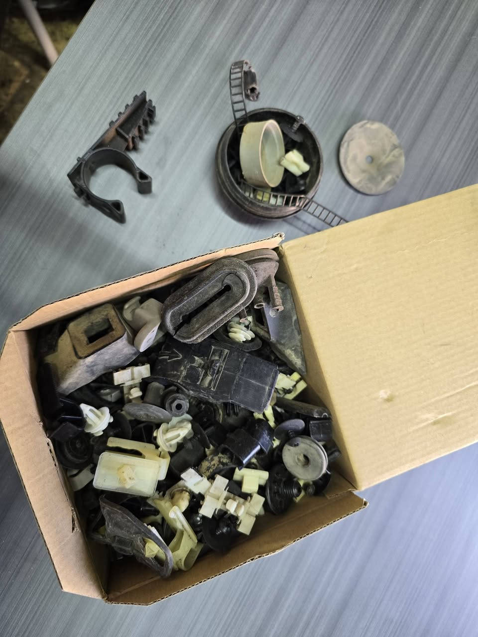 سلام عليكم
اخوان الي يهتم بسيارته ويحب يكملها ل اخر حبه 
متوفر جميع انواع الفايبرات والبلاستك وهل تفاصيل البسيطه 
عازل حراري ل قبغ العقول بل بونيد كلش مهم وقليل حيل 
سستم كامل زراكات بونيد 
ماطور زراكات بونيد 
جميع انواع الفيش بل سياره من بجم للبجم 
هولدرات بك لايت ولايت امامي وسكنات 
جوين شوته يصير  من العطر لل شوته حتا ميسحب حراره المكينه 
تكوات راس كشنات خلفي
قبغات بك لايت 
قبغات بوك فيوزات 
ترايش m 
ترايش عادي
سيدي جنجر وامبلي فاير e36  يرهم 500
ديكور عدادات كيج 
يعني الي يحتاج تفاصيل وشغلات للe36 موجوده 
موصل 
متوفر توصيل 
***********
***********
واتس اب اتصال
