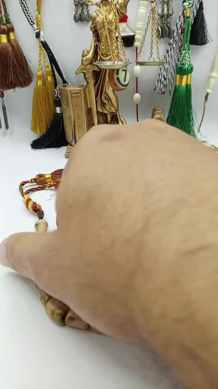 ..لعشاق القطع المميزة والمختلفة.

..قطعة من السندلوس المعوج  لون مميز جداً 

..جراخة يدوية بالكامل  ماانتكة  بالكامل.شامة وعلامة.

..طكة و ملمس حرير  . نظافة تامة ..45..خرزه 

..بوزن....59..غرام ..قياس الخرزه..11....ب 11

المهتم يتفضل خاص ويدلل.


**إذا كنت صاحب هذا الإعلان وتريد حذفه لأي سبب، رجاءا أرسل رسالة إلى الدعم الفني**