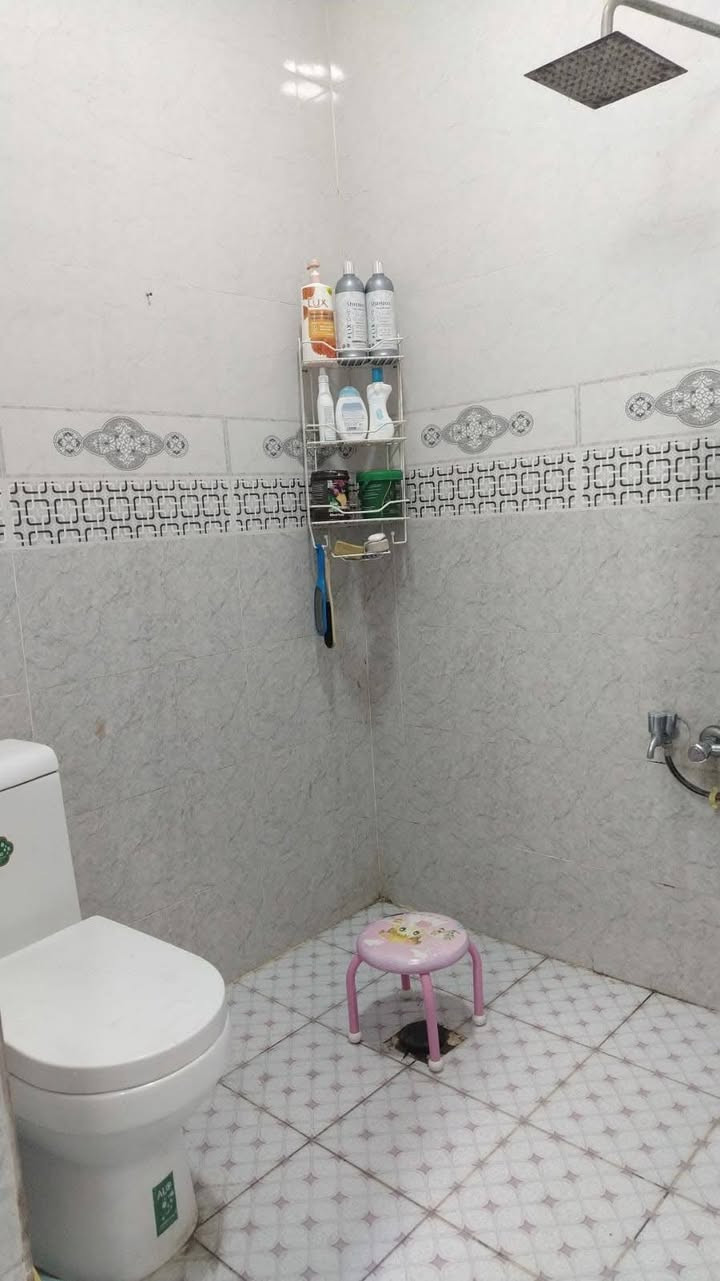 بيت للبيع 200 م في حولي الجامعة قرب بيت المرمر بناء حديث مسلح  طابق ارضي غرفة وصالة واستقبال ومطبخ والطابق الثاني صالة فقط *********** مكتب المحنه
