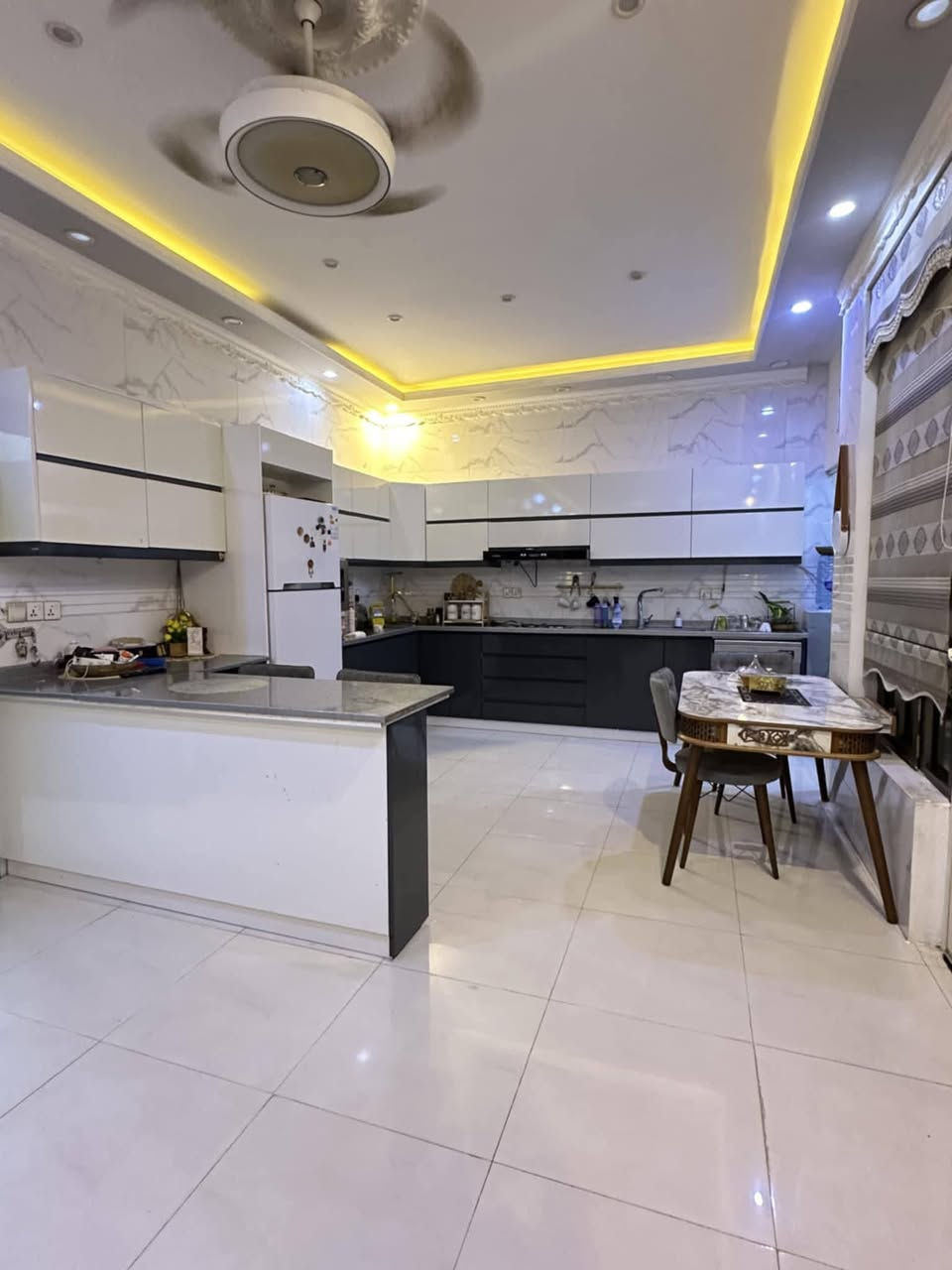 دار للبيع زراعي مساحة 200متر طابق واحد موقع حي الواسطي بين سايدين القديم وجديد غرفتين نوم واستقبال هول مطبخ وصحيات كراج البيت فول سيراميك سقف مغربي واجهه فلين نضام دكت اي استفسار ع خاص او اتصل 

***********
***********
