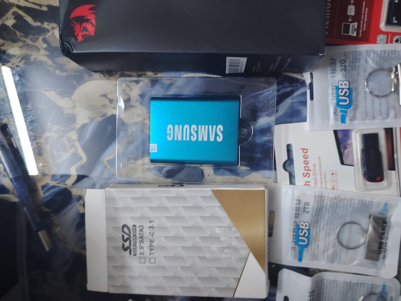 سلام عليكم اخوان عندي هاي شلعه تتكون من ماوسات عدد اثنين هارد خارجي واحد تيرا رام شاومي عدد اثنين اثنين تيرا فلاش اج بي وبعد هواي شغلات وسعر فلس ونص للاستفسار الاتصال على الرقم *********** توصيل موجود لجميع محافظات العراق
