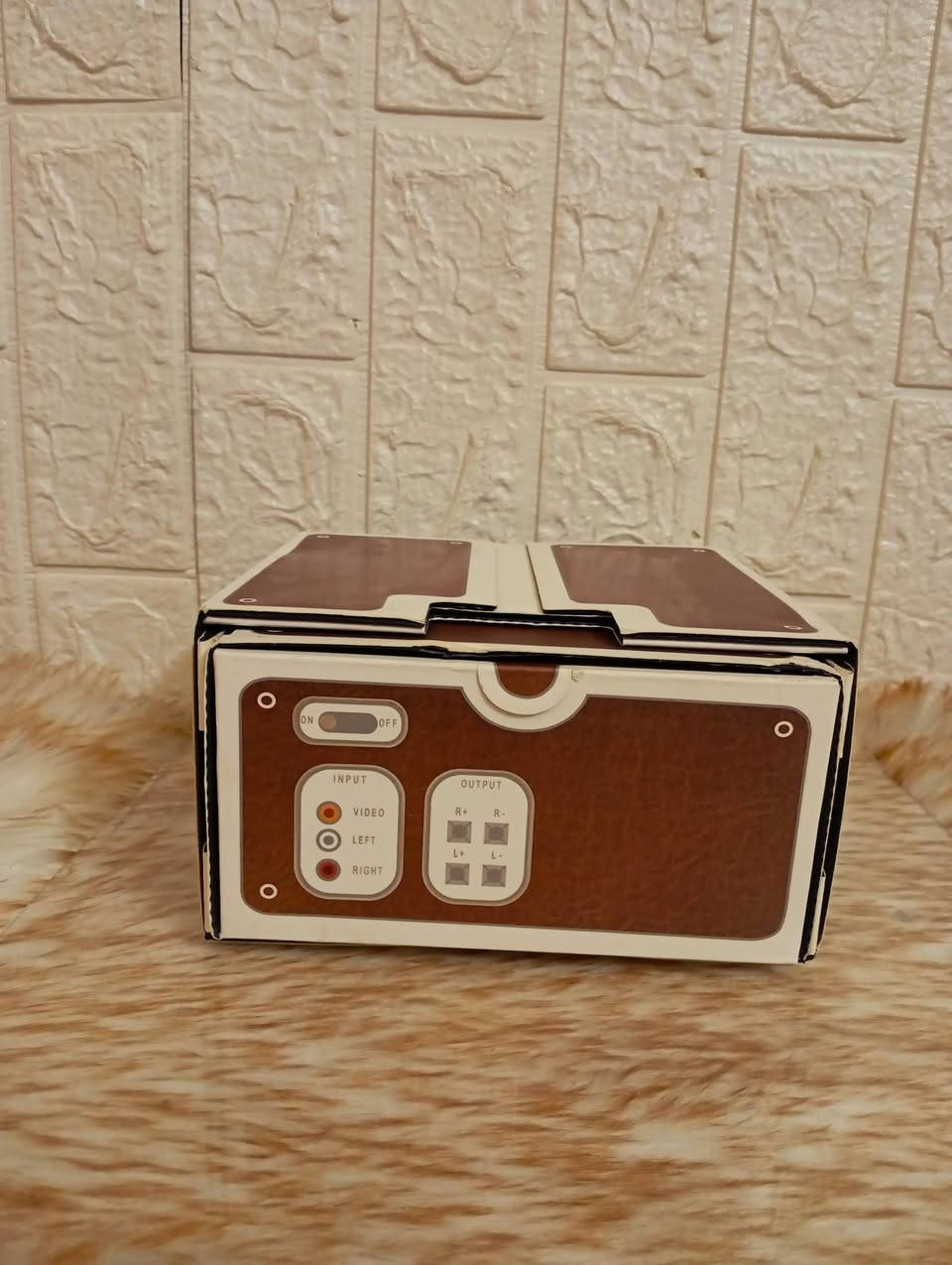 حوّل موبايلك لسينما منزلية بسهولة  
داتا شو (برجوكتر ) للموبايل بتصميم كاميرا كلاسيكية 📽️ ضع الهاتف داخل الجهاز واستمتع بعرض الفيديوهات والصور على الحائط بحجم أكبر. 
مصنوع من الكرتون المقوى وسهل الأستخدام والحمل 
الحجم ٢٠*٢٠سم 
البيع أونلاين فقط ومتوفر توصيل لجميع مناطق المملكة


**إذا كنت صاحب هذا الإعلان وتريد حذفه لأي سبب، رجاءا أرسل رسالة إلى الدعم الفني**