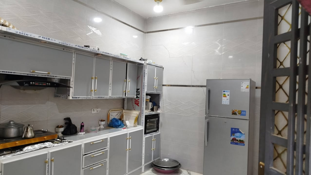 بيت  زراعي  مساحه 182 متر غرف نوم  عدد  2 استقبال  مطبخ صاله  صحيات داخلي وخارجي طابوق صب كونكريت مسلح ماء كهرباء  ثاني بيت عن التبليط قريب عل مدارس المكان سديناويه شارع سيد سلمان السعر 98 باقي التفاصيل اتصل ***********.   بي وات ساب
