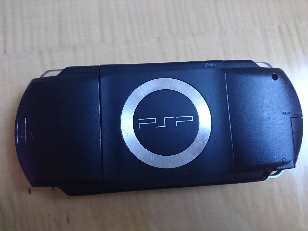 السلام عليكم جهاز psp لبيع مهكر وكامل اخو الجديد رام 64 الشحنه اصليه بي هواي العاب وبي العاب بلي1 السعر 90  الف وبي مجال رقم الموبايل ***********
