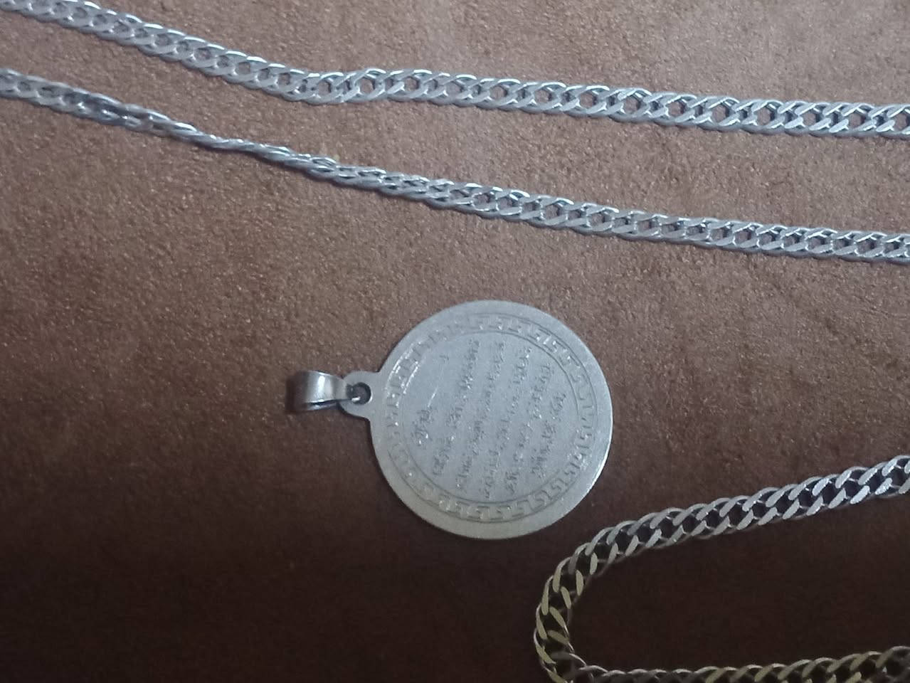 زنجيل مع قلادة ليرة (اية الكرسي) 925 الوزن الكلي 12.2 غرام سعر الغرام 4 الاف - اجور التوصيل (5 الاف).


**إذا كنت صاحب هذا الإعلان وتريد حذفه لأي سبب، رجاءا أرسل رسالة إلى الدعم الفني**