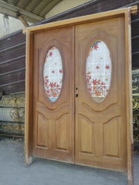 باب خشب • عرض ١٫٥م • ارتفاع ٢٫١م