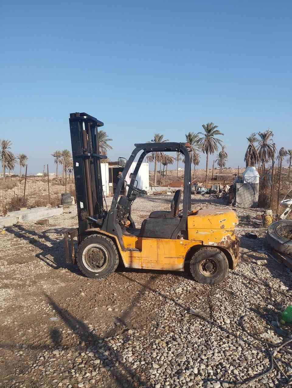 رافعه شوكية 3طن صيني 3حركات ادوات بدون رقم للبيع للاستفسار *********** البصرة القرنه
