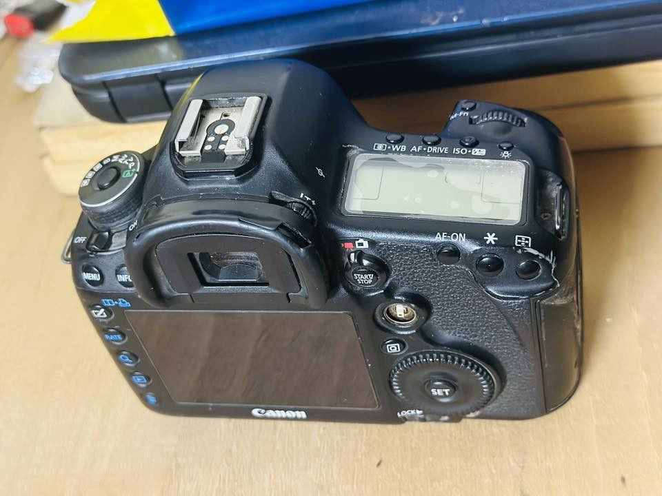 للبيع !!$

كامرة فايف دي 5D كانون III

الملحقات :

 عدسة 🔥 الغنيه عن التعريف 50mm فتحة 1.8

 شواحن عدد ٢ 

بطارية ١ 

كارتون 

 السعر : 550 وبي مجال بسيط 

بغداد الغزالية 

***********
