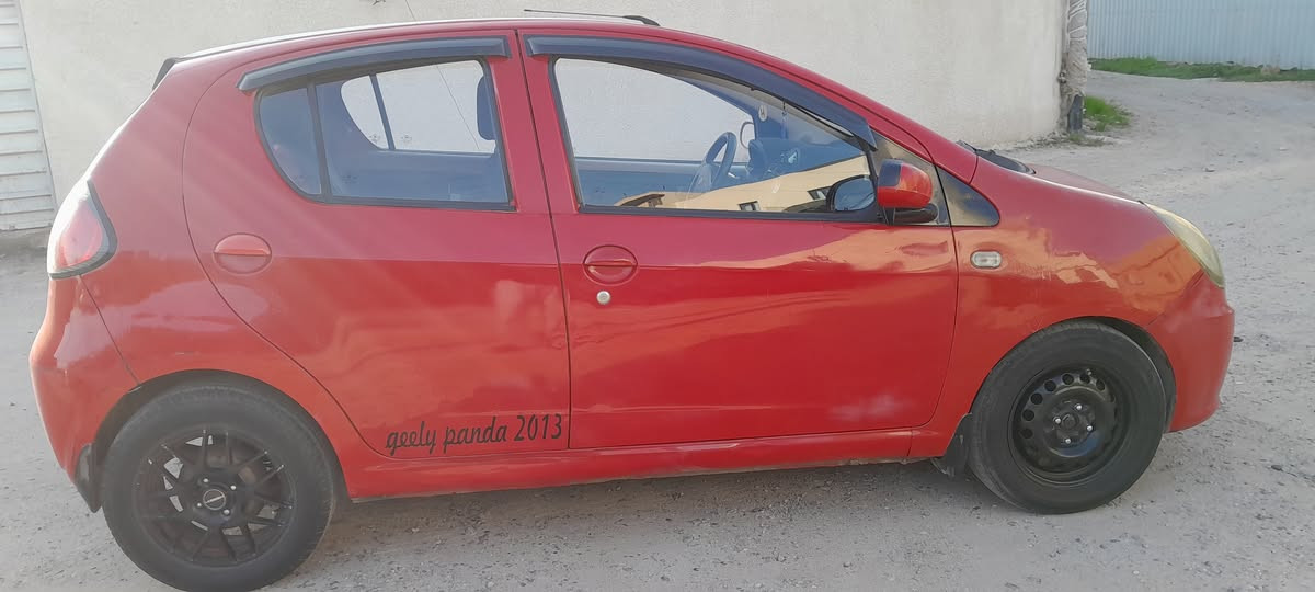 جيلي باندا موديل 2013 رقم بغداد ماشية 75 ألف بيه قطع صبغ أبيع حزام
السعر 4800$ وبيه مجال بسيط 
الاتصال ***********
