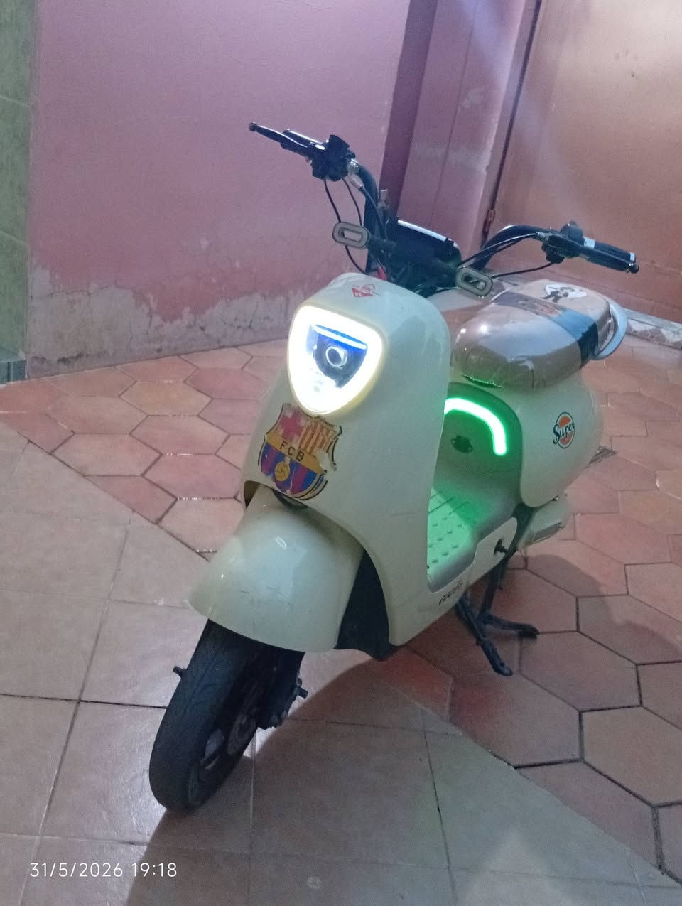 سلام عليكم للبيع ماطور كهربائي Super ✨
إذا تدور على وسيلة تنقل عملية، اقتصادية، وشكلها يلفت النظر، هاي فرصتك.
🔹 ماركة Super 🔹 لون أبيض مميز وأنيق 🔹 شاشة رقمية حديثة 🔹 إنارة LED أمامية وخلفية 🔹 مقعد مريح بحالة جيدة 🔹 شحن ممتاز واستخدام يومي 🔹 شكل رياضي ولمسات مميزة على الهيكل 🔹 جاهزة للاستخدام مباشرة متكامله من كلشي انكر سلف و اطلع 
الموطور نظيفة ومرتبة، مناسبة للدوام ، والمشاوير اليومية بدون صرف وقود وتكاليف عالية.
شرط الفحص للجادين السعر: (400 الف) الموقع: (ديالى بعقوبة خرنابات)
"موطور يجمع بين الشكل الحلو والاقتصاد بالاستخدام، والجاد يراسلني أو يتصل على الرقم *********** ." 🚀
