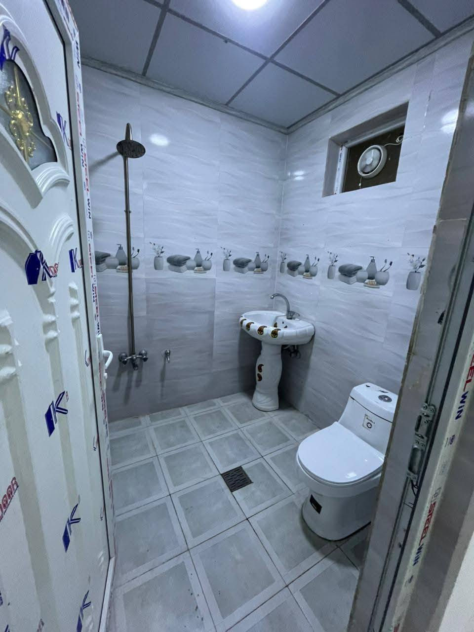 بيت اللايجار  المساحه 150 متر في حي السماح 🏡
يحتوي البيت ع غرفتين نوم وهول مطبخ وصحيات و داخليه وخارجيه  و كراج واسع
نظام كاميرات نيضام دكتات  نيضام سبالت نيضام غاز
حجي موقع مميز فول في شارع عرض 20 متر قرب مدرسه السماح  سعر اللايجار 300  الف
***********
***********
