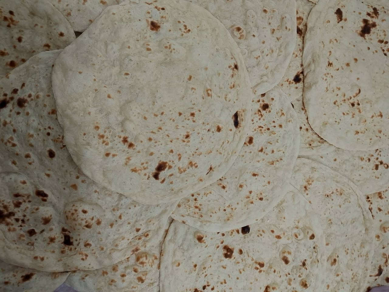 السلام عليكم اخبز خبز بيت عل كهرباء 
الطحين من يمي خمس كرص بلف 
الطحين من يمكم عشرة بلف 
خبز صاج اربعه  بلف الطحين من يمكم سته بلف 
خبز غاز اربعه بلف الطحين من يمكم سته بلف 
خبز شعير خمس كرص بلف 
يوجد أيضا خبز بلسمسم والحبة السوده 
يوجد توصيل لجميع الاحياء الموصل الاستفسار عل رقم ***********
