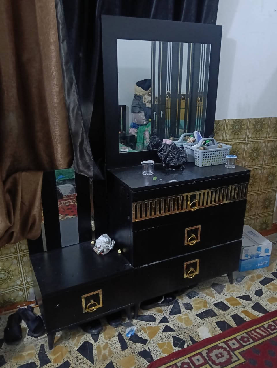 السلام عليكم  غرفة اخشاب تركيه للبيع كامله جديده استعمال شهر السعر 500وبيها مجال للشراي وهاي *********** وهاي
