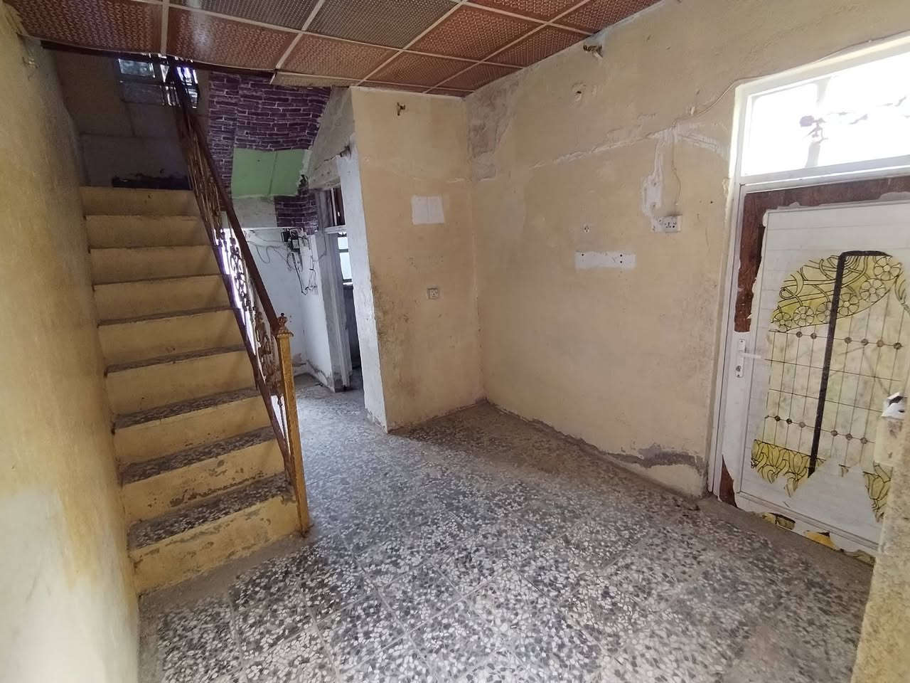 السلام عليكم ورحمة الله 
بيت للايجار مساحة 50 مترة منطقه 23 
المحتويات طابقين : 
الطابق الاول : غرفه وصاله مطبخ وصحيات 
الطابق الثاني : غرفة وصاله وصحيات 
الايجار 225 كل شهر بشهرة 
موقع المكتب : النجف كوفه حي ميسان نهايه شارع الكيات 
موقع المنزل كذالك نهايه شارع الكيات بشارع العسكري منطقه 23 
للاستفسار الاتصال على الرقم 

*********** 

مكتب الرتاج للعقار
