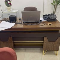 ميز مكتبي سعره 80 الف  مكاني بغداد البنوك  07712040115