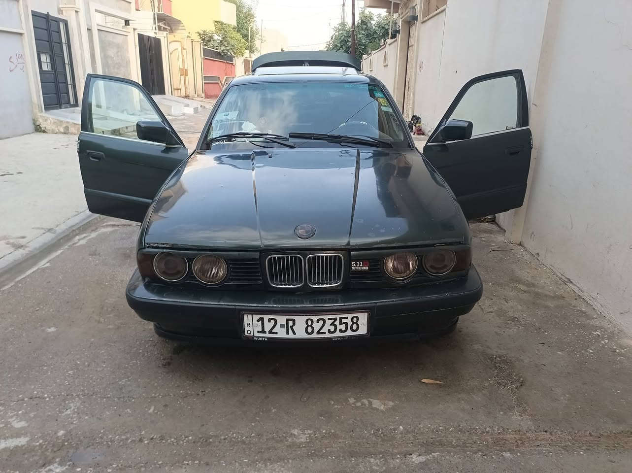 السلام عليكم سيارة BMW 520 موديل 88 محرك كبس  مصبوغة عام رقم دولي نينوى باسمي انا الشرعي كابون بانزين بيها ورقي بعد مامحول عالالكتروني بدون تبريد فول عادي السيارة طخم امامي مستحق تعمير الخلفي نضيف تايرات نص عمر محرك اسم تبخير بدون تنقيص ولا صرف من تبديله التبديله باتري جديد سيارة كدام العين سعر 40 وبيها مجال للطيبين مكلف بالنشر رقم صاحب السيارة *********** بي واتساب
