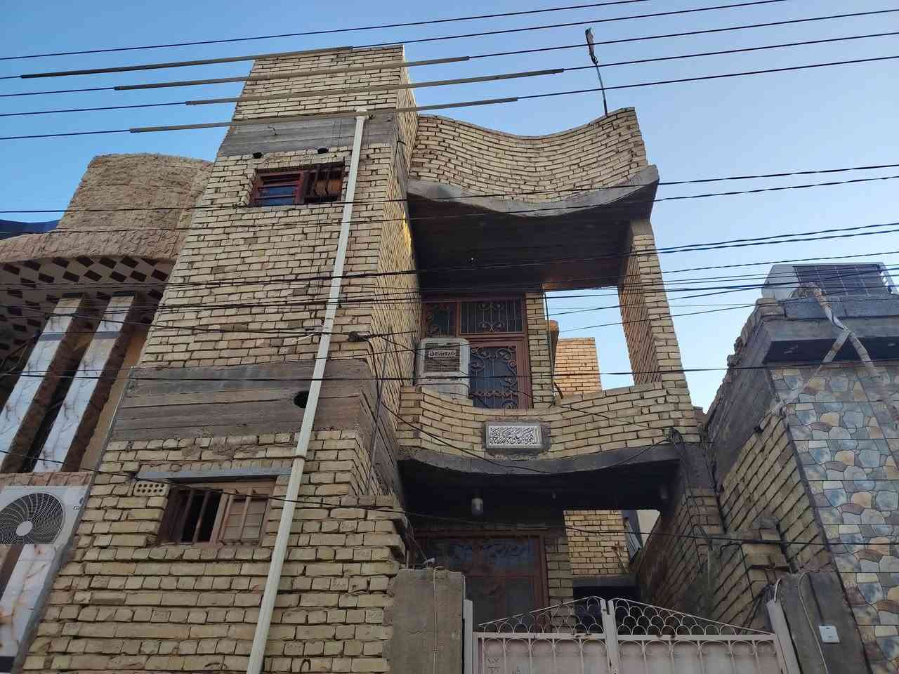 بيت للبيع مكان ممتاز حي الحر شارع المستوصف الفرع ثاني
100 متر طابقين بناء حديث
***********
