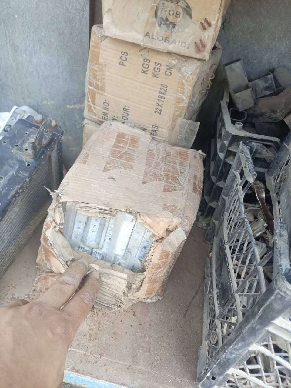 سلام عليكم عندي غراض معمل كامل المنيوم جميع الاغراض الكاونترات ما مستخدمات تصفيت معمل +سلتين مال كاونتر سعر جميع الاغراض 750الف مكاني واسط العزيزيه ‏‪***********‬‏
