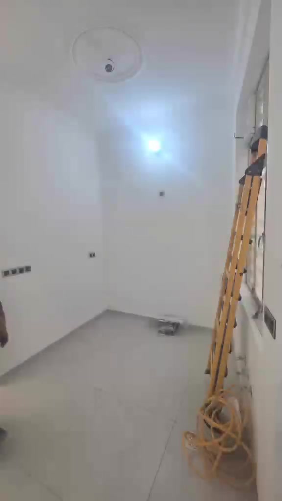 دار ٦٣ متر بناء ٢٠٢٦ درجة اولى  طابقين  واجه بورسلين لوح ١٢٠ ×٦٠  كذلك حمامات الارضيات ٨٠×٨٠
يحتوي الطابق الارضي مطبخ +صاله +غرفه + حمام  
والطابق الثاني استقبال كبير +غرفه  + حمام يوجد باب خارجي نظام منعزل من الخارج مع وجود باب في الداخل بامكان فصل البيت عن الشقه 
الموقع كربلاء اله مدخلين الاول من جهة شركة كيا والثاني خلف السندباد ناشرلك خريطه موضح موضع يبعد ٥ دقايق عن جسر باب طويريج
دار ٦٣ متر بناء ٢٠٢٦ درجة اولى  طابقين  واجه بورسلين لوح ١٢٠ ×٦٠  كذلك حمامات الارضيات ٨٠×٨٠ 
***********
