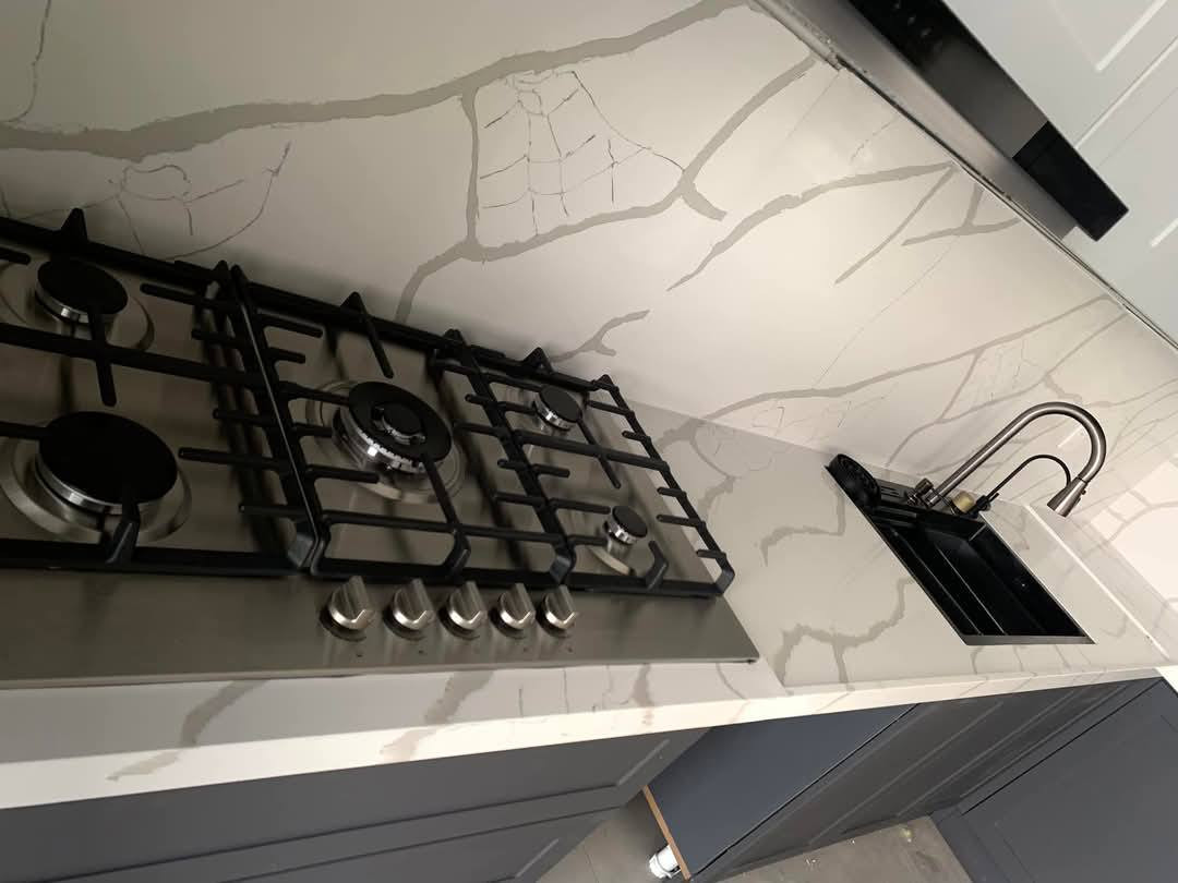 🍴✨ مطبخ ألمنيوم من أعمالنا ✨🍴
إن شاء الله ينال إعجابكم 🤍

🔹 مواصفات:
🇹🇷 خامات تركية عالية الجودة
🪵 محشّى بالخشب لثبات ومتانة أكثر
💧 دواخل فوم ضد الماء
🎯 التصميم والتنفيذ حسب طلب الزبون

📞 للاستفسار والتواصل:
عبر الصفحة 📩 أو الاتصال على الرقم:
*********** 📱العنوان كوت دور العمال
