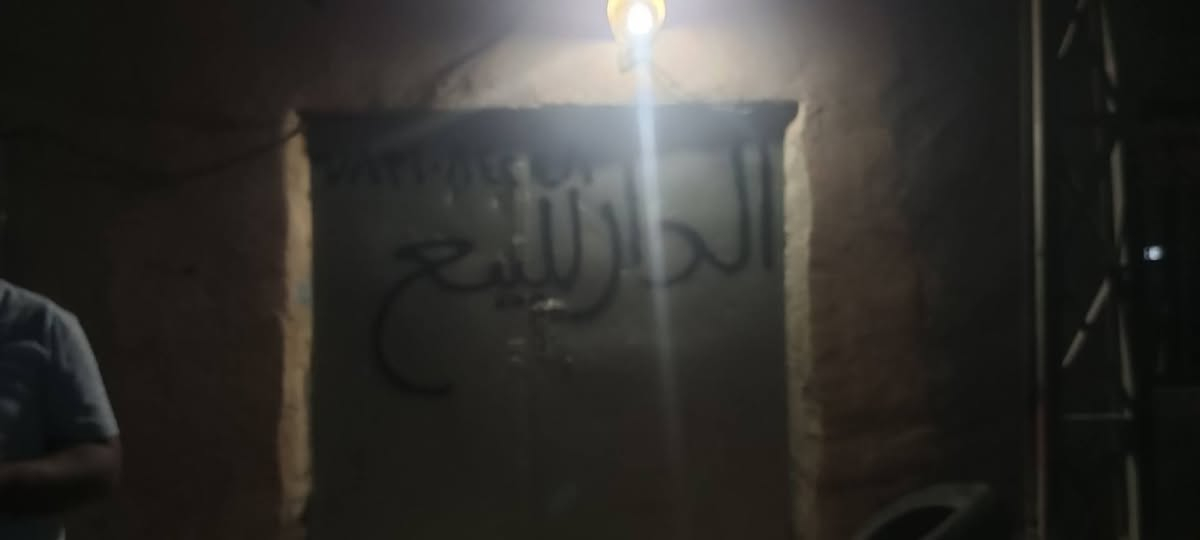 بيت للبيع في المغاربه ركن شارع  مع محصار حلال 500م
مع قطعه 100م. مستعجل على البيع 
رقم التلفون ***********
