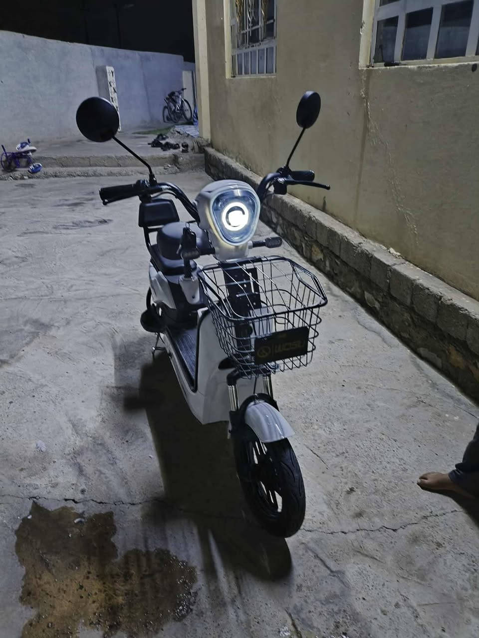 السلام عليكم
موطور شحن للبيع 
جديد بطاريات جدد
الصطوبات مايشتغلن
اربعه سويجات وبصمتين
السعر  250 وبيه مجال


**إذا كنت صاحب هذا الإعلان وتريد حذفه لأي سبب، رجاءا أرسل رسالة إلى الدعم الفني**