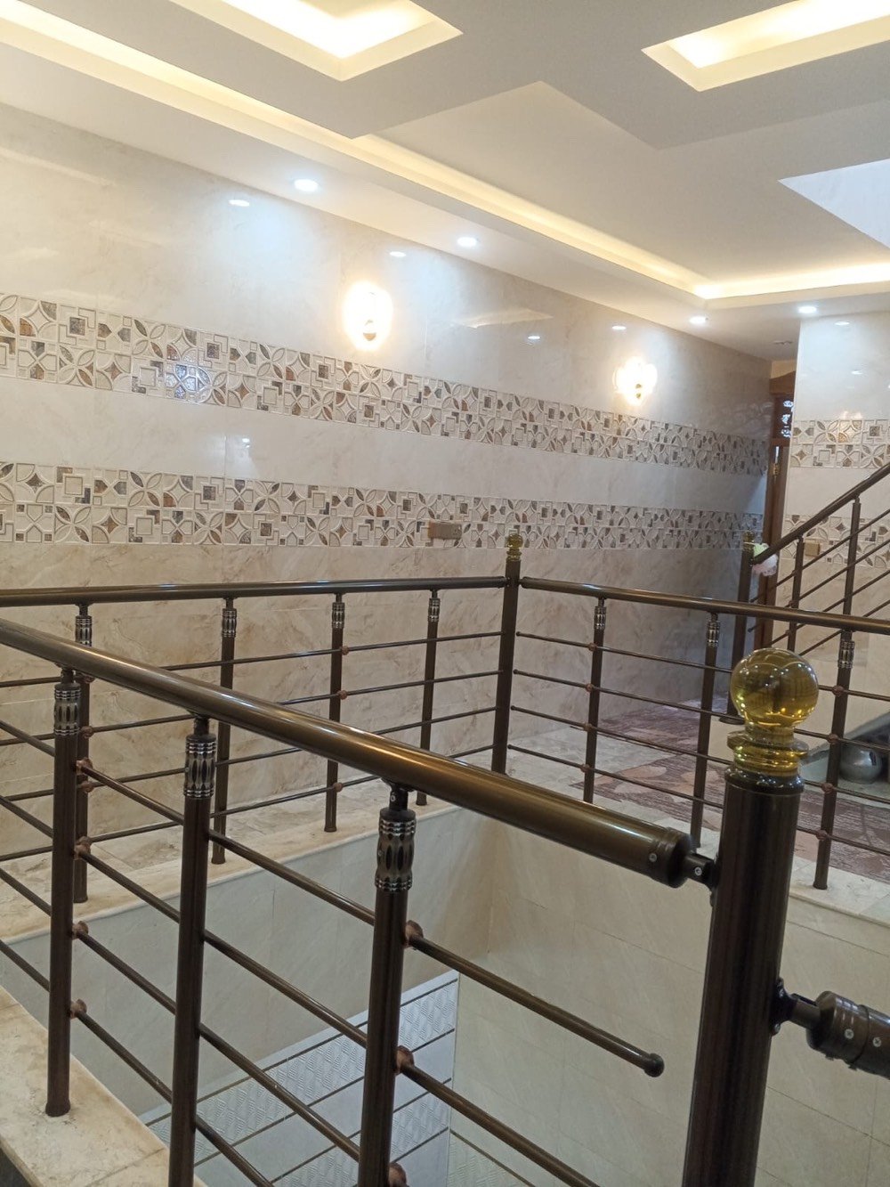 دار 100 متر حي العسكري مقابل اسواق ادم بناء جديد يحتوي على ثلاث غرف وصاله واستقبال ومطبخ 
بناء جناي درجه اولى جديد ب160 وبيه مجال 