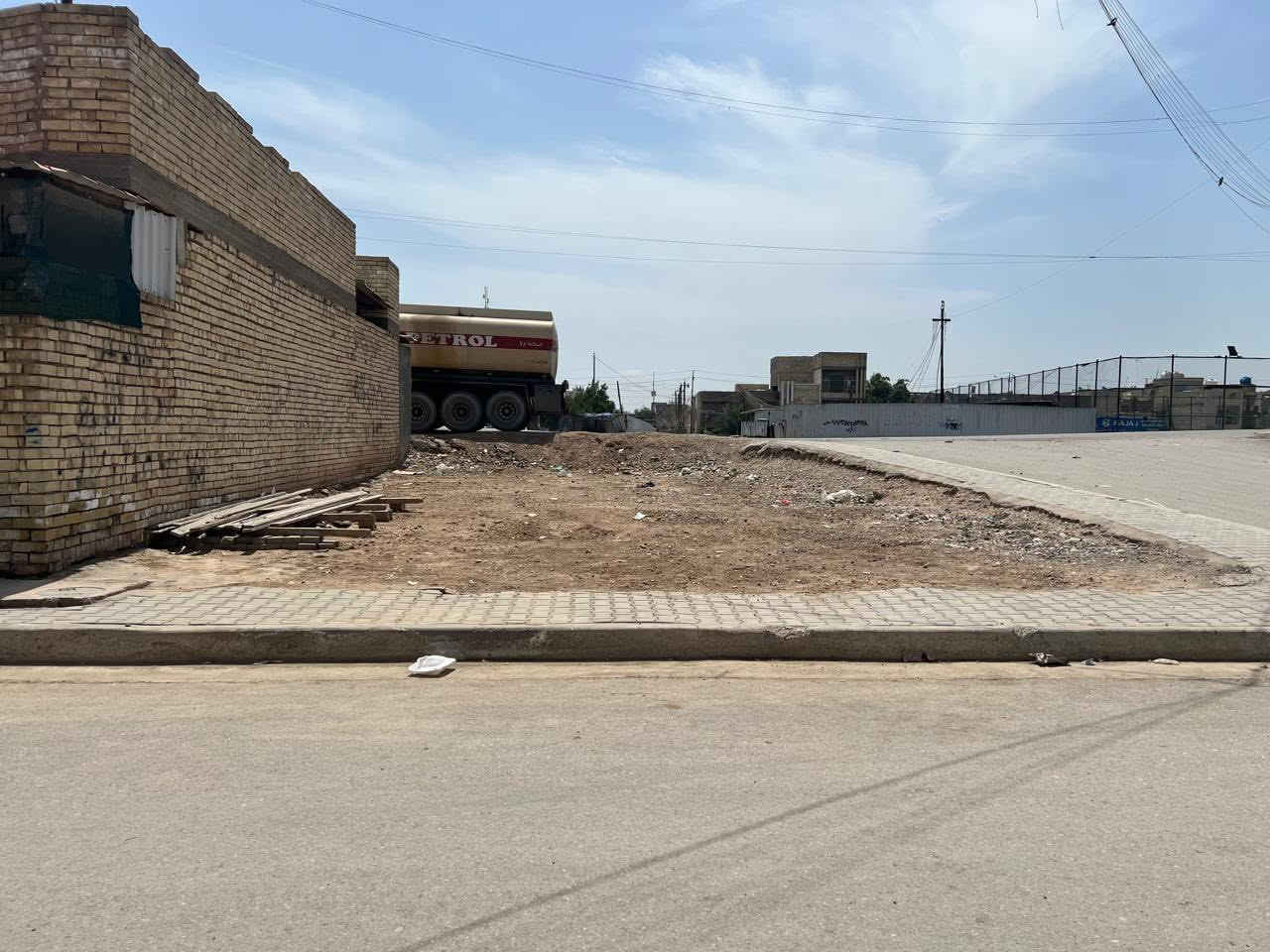سلام عليكم 
كاع مساحتها 160متر 
الواجه 10
نزال 16
الخدمات كامله ماي وكهربائي ومجاري كامله مكمله المنطقه 
زراعي واقع حال مكاتبه فقط 
العنوان الشعب الجمعيات خلف السده فتحت ملعب مصطفى الوحش  
السعر 25مليون 
الرقم ***********
الرقم ثاني ***********
