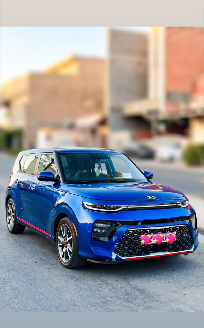 كيا سول GT-Line توربو 2020 💙
أعلى فئة بالسول، 
ماشية 57 كم 

المواصفات:
 • محرك 1600 توربو
 • گير أوتوماتيك دبل كلتش
 • فتحة سقف
 • تشغيل بصمة
 • كاميرا 360 درجة (دوّارة)
 • شاشة كبيرة 10.25 إنش تدعم Apple CarPlay وAndroid Auto
 • لايتات زينون + إشارات LED + لايت خلفي LED + إشارات بالمرايا
 • ستيرن رياضي D
 • مسند وسطي خلفي
 • كشن السائق كهربائي
 • شحن وايرلس للموبايل
 • نظام صوتي هارمن كاردون 640 واط – 10 سماعات + مضخم صوت (ساب ووفر) في الصندوق
 • تدفئة للكشنات + تدفئة الستيرن (هيتر)
 • مثبت سرعة
 • شاشة عرض معلومات القيادة (Head-Up Display) 8 إنش
 • دبل إكزوست (مزدوج)

ملاحظة:
الحادث موضح بالصور – فقط قطعة وحدة مصبوغة.

رقم أربيل
الموقع: بغداد، زيونة
السعر: 135 ورقة.

للاستفسار الاتصال على الرقم:***********
***********
