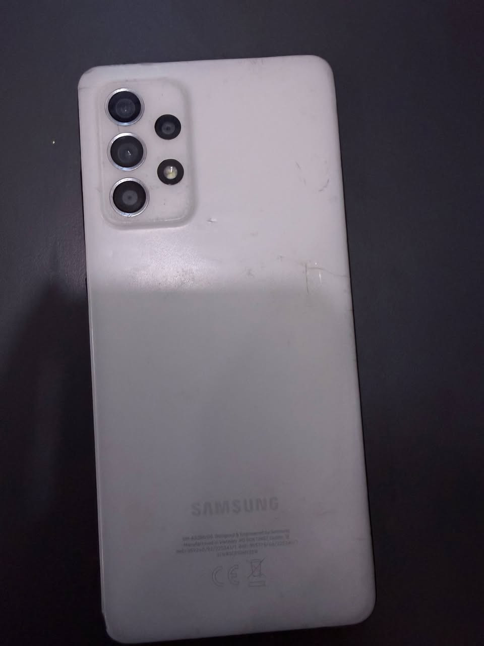 السلام عليكم، جهاز سامسونج جالاكسي A52s 5G للبيع المستعجل في النجف الأشرف. الجهاز شغال وطبيعي جداً وجاهز للاستخدام اليومي.
المواصفات التقنية للجهاز:
 المساحة التخزينية: 256 جيجابايت (مساحة كبيرة جداً لكافة الملفات والتطبيقات).
 الذاكرة العشوائية (الرام): 8 جيجابايت لأداء سريع وسلس في التنقل.
 المعالج: Snapdragon 778G 5G (معالج قوي ومعروف بأدائه الممتاز في الألعاب والاستخدام الثقيل).
 الشاشة: Super AMOLED بتردد 120Hz (ألوان ممتازة وسلاسة عالية جداً).
 الحماية والأمان: بصمة إصبع مدمجة تحت الشاشة (شغالة وسريعة) بالإضافة إلى ميزة التعرف على الوجه.
 الكاميرا: رباعية بدقة 64 ميجابكسل تصويرها واضح بدقة عالية.
 البطارية: 4500 مللي أمبير تدعم الشحن السريع بقدرة 25 واط.
حالة الجهاز بكل أمانة:
 الشاشة: بيها كسر خارجي (مثل ما موضح بالصور)، لكن الشاشة شغالة تماماً، اللمس (التاتش) طبيعي 100% وقابل للاستعمال بدون أي مشاكل.
 الظهر: مو كلش نظيف وبيه شوية تشققات بسيطة (ما تأثر على الأداء نهائياً، ومجرد تخليله كفر يرجع طبيعي).
 الجهاز بصفة عامة يشحن ويشتغل بصورة طبيعية جداً والبطارية والكاميرات بحالة جيدة.
السعر: 80 ألف دينار عراقي (وبي مجال للشراي المستعجل).
 الموقع: النجف.
 للتواصل والاتصال (أو واتساب): ***********
السلام عليكم، جهاز سامسونج جالاكسي A52s 5G للبيع المستعجل في النجف الأشرف. الجهاز شغال وطبيعي جداً وجاهز للاستخدام اليومي.
